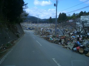 陸の奥にまでうずたかくガレキが・・