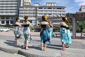 オ～～オオ～～、さ、輪になって踊ろ！