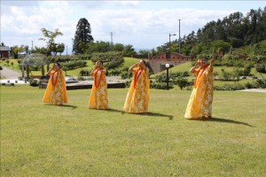 黄色い衣装が芝生映えますね！