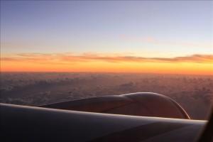 日本に向けて時速千キロで就航中。夕日が綺麗。