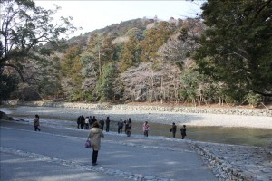 川岸まで降りて行って手を清めます。