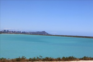 まるでバスクリン流し込んだような、海の色。