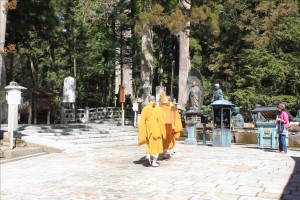 弘法大師様へお食事を運びます。